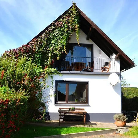 Landgut Pfauenhof - Landleben Geniessen Auf Dem Bio-reiterhof In Der Vulkaneifel Lantgård Utzerath